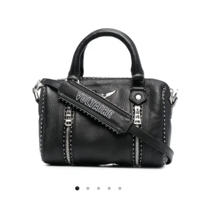 Zadig Sunny bag nano - Säljer nu min fina Zadig väska som jag köpte i januari detta året. Den är alltså inprincip helt ny och ser oanvänd ut. Dustbag medföljer💕💕. Nypris 3500. Buda från 2200 kr  FRAKT MEDFÖLJER