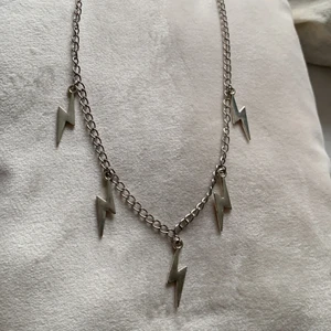 ⚡️BLIXTHALSBAND ⚡️ - 😻Superfint blixthalsband jag köpt på Plick av en tjej. Säljer då det inte kommer till användning längre. Blixtarna är lite slitna men det är inget man ser förutom på nära håll. 😻