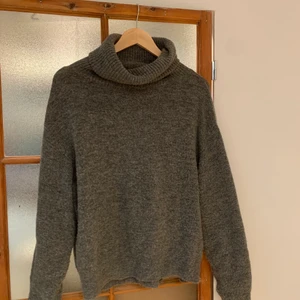 grå stickad tröja  - sååå mysig tröja! den passar till i höst och vinter då den håller värme bra. säljer pga flytt