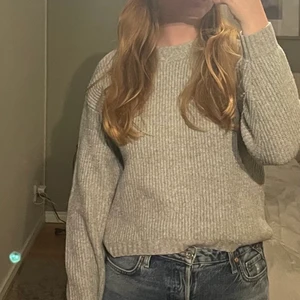 Stickad tröja - En grå stickad tröja från hm som är perfekt för vintern eftersom den är av ett tjockare slag 