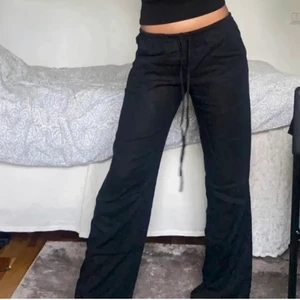 linnebyxor hm!! - säljer mina favoritbyxor då dem krympte efter första tvätten, svarta as snygga linnebyxor från hm. slutsålda! jag är 162 och dem är nån centimeter för korta för min smak. passar någon bäst under 160🫶🏼kan fixa fler bilder!! KÖP DIREKT FÖR 390❤️