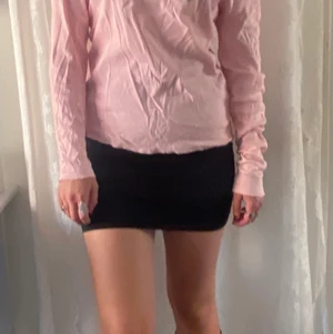 Asics - Jättesöt asics tröja som jag köpte för ca ett år sen men aldrig använt💕 den är i storlek XL men brukar passa mig som brukar ha S💕 köparen står för frakten👑