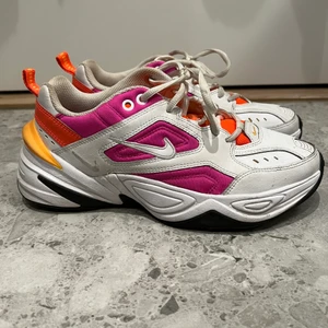 NIKE M2K TEKNO - Nike M2K Tekno i strl 40. Använda cirka 10-15 gånger men har fått ett litet hål i fodret på insidan av ena skon. Köparen står för frakten och betalning via swish. 