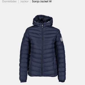 Jacka  - ❗️INTRESSEKOLL❗️ Jag skulle gärna vilja sälja min sanja jacka i marinblå i storlek M. Nypris ca 1000kr men skulle vilja sälja den för 700kr. Hör av er om ni är intresserade och/eller eventuella bilder. Frakt tillkommer 📦❤️