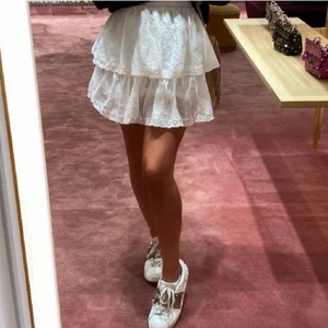 Vit kjol  - En söt vit kjol med detaljer. Säljer pga jag har en liknande🫶🏽