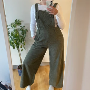 HELT NYA Gröna hängselbyxor i Manchester - Helt nya byxor, var något för stora för mig (jag är 162 med ganska kort överkropp). Otroligt sköna och skitsnygga i Manchester med mutad grön färg!💚 Beställde genast nya i rätt storlek😄  Missade dock skicka tillbaka i tid, därav säljes.  Nypris: 345kr