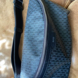 Hogo boss väska limited edition  - Hugoboss väska i nytt skick som är limiterad och kommer från hugoboss i Italien. Knappt använt den. Säljer för att jag inte har någon nytta av den. Nypris 2199.