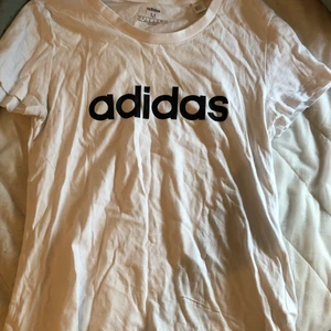Adidas tröja M - En adidas tröja i strl M. Ändå bra skick 