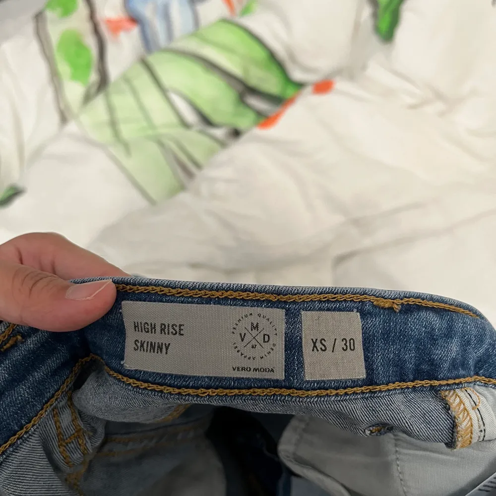 köpta för 500kr. inga defekter men väl använda ‼️ . Jeans & Byxor.
