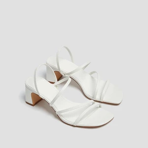 Vita klackar  - Säljer dessa fina vita klackar ifrån Pull&bear! Använda en gång i ca 30 min så nästintill oanvända. Super fina men har ett par andra vita klackar jag tycker mer om. 6,5cm klack enligt Zalando. Köpta för 259kr. Fraktar endast 