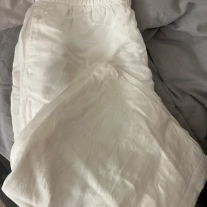 Linnebyxor hm - Fina linnebyxor ifrån Hm som inte passar mig längre, använd någon gång. Den sitter perfekt i längden på mig som är närmare 170, dem är raka/ lite utsvängda i benen