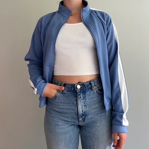 Zip up sweatshirt - bikbok  - (Tryck inte på ”köp nu” skriv till oss istället) Blå zip up sweatshirt med en vit rad lånat båda ärmarna. Använd 1 gång. Du står själv för frakten💕