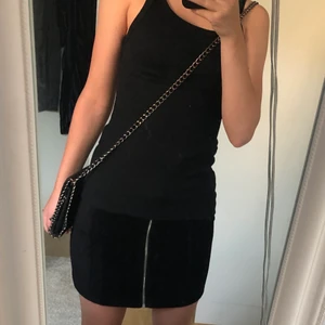 Svart Kjol - Säljer nu denna jättefina kjol som är köpt på GinaTricot🥰 Den är i jättefint skick och har bara använt den några få gånger.🤩 Nypris var 199kr men jag säljer för 90kr+ frakt!