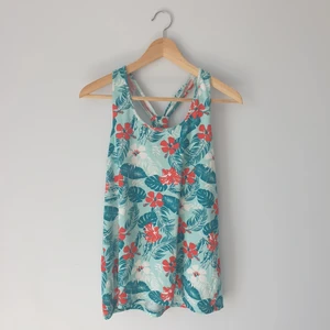 Blommig tanktop - En somrig tanktop med hawaii-tryck från Esmara. Bra skick 95% bomull och 5% elastan.