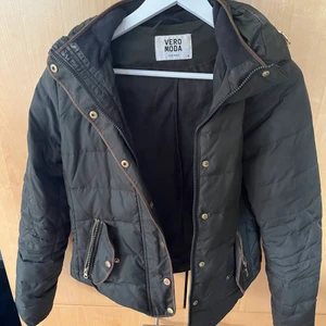 Jacka i mörkgrön stl M  - Jacka fån veromoda i använt skick. 