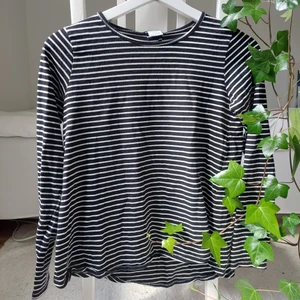 Randig långärmad tröja - Jättesnygg och trendig randig tröja💓 Den har en cool detalj på baksidan, vilket syns på andra bilden. Gott skick! Hör av dig om du har frågor eller vill ha fler bilder:)