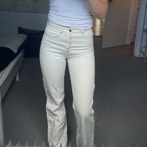 Beiga jeans - Säljer ett para beiga jeans från bikbok i strl 27, skulle säga att de morsvarar 34💖 dom går enda ner på mig som är 167💕