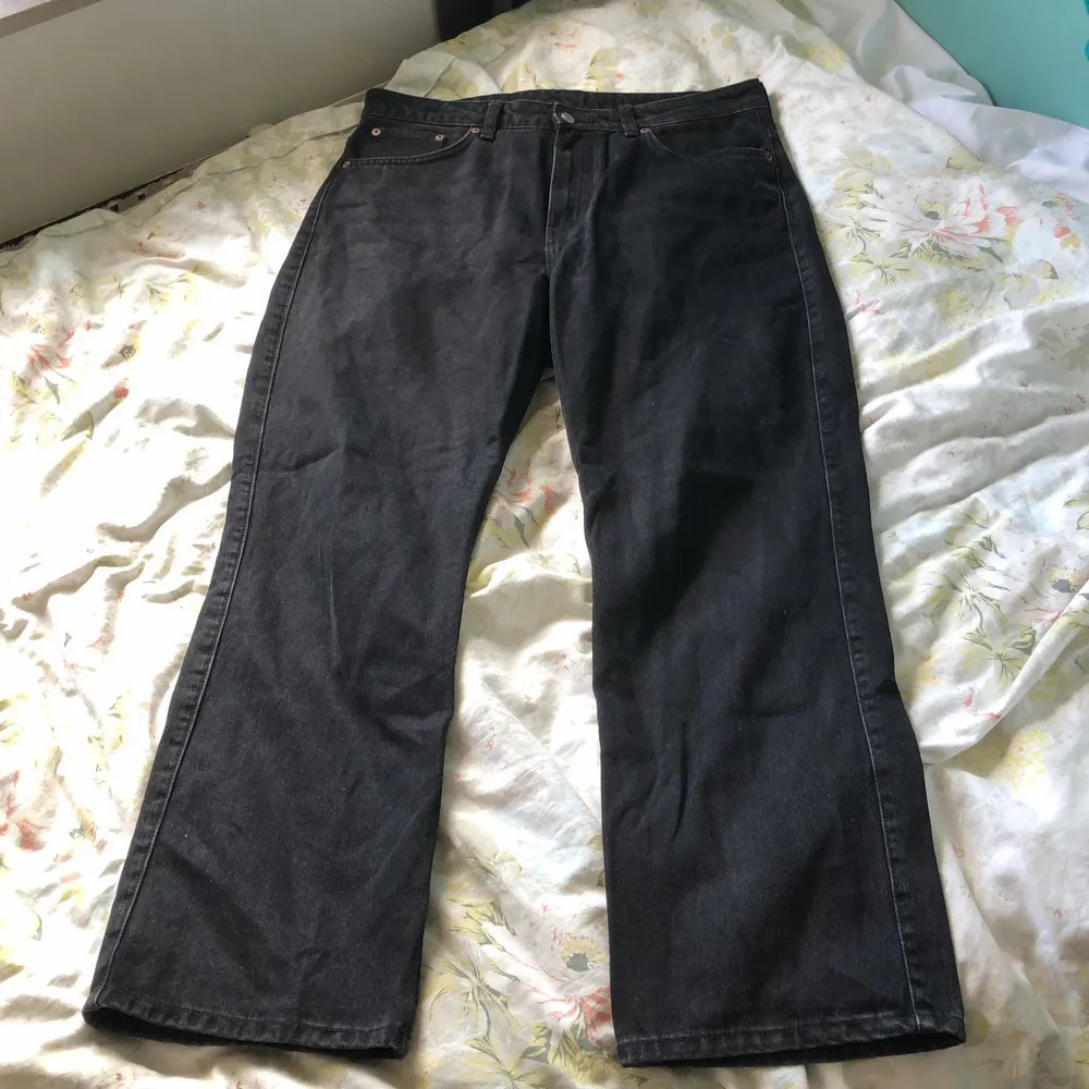 Svarta jeans från Weekday. Köpta second hand men inga tydliga defekter. Jeansmodellen heter ”Row”. Kan mötas upp på Södermalm, annars betalar köparen för frakten.. Jeans & Byxor.