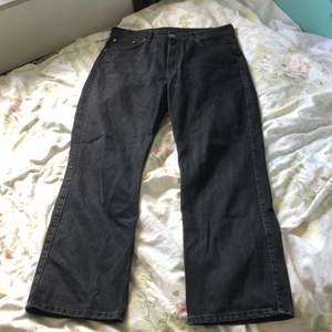 Svarta jeans från Weekday. Köpta second hand men inga tydliga defekter. Jeansmodellen heter ”Row”. Kan mötas upp på Södermalm, annars betalar köparen för frakten.