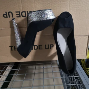 Glittriga klackskor  - Glittriga klackskor I storlek 39 Använda 3 timmar. Köpta på bianco. 