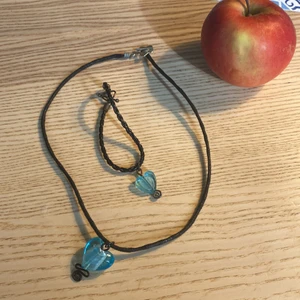 2 smycken! Match - Jag tycker det är en bra idea om man vill ha vänskaps armband och halsband. 2 set. Ska sälja för 90 för att det kosta 200! Någon vill ha? 💕