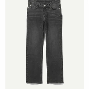 Twig mid Waist jeans weekday - Säljer mina supersnygga mid waist jeans från weekday. Endast använda ett fåtal gånger, de är som i nyskick. Storlek 26/30. Budgivning vid flera intresserade