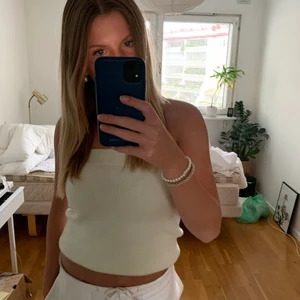 Benvit tubtopp - En stickad kjol från NAKD som jag själv använt som tubtopp. Jättefin verkligen. Storlek S men är väldigt stretchig. Skriv för fler bilder💗