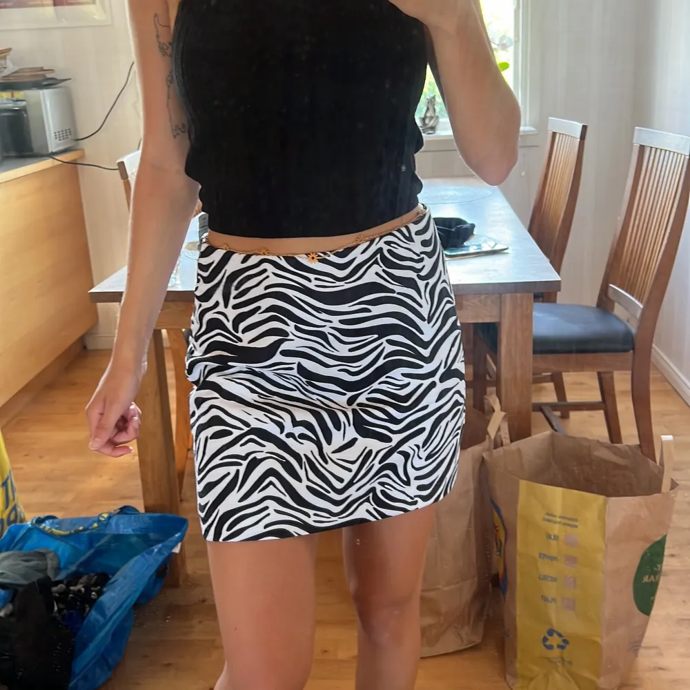 Zebra kjol som är lite stor på mig, har 34/36 skulle säga att den passar 38/40. Kjolar.