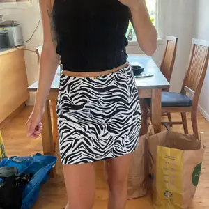 Zebra kjol som är lite stor på mig, har 34/36 skulle säga att den passar 38/40