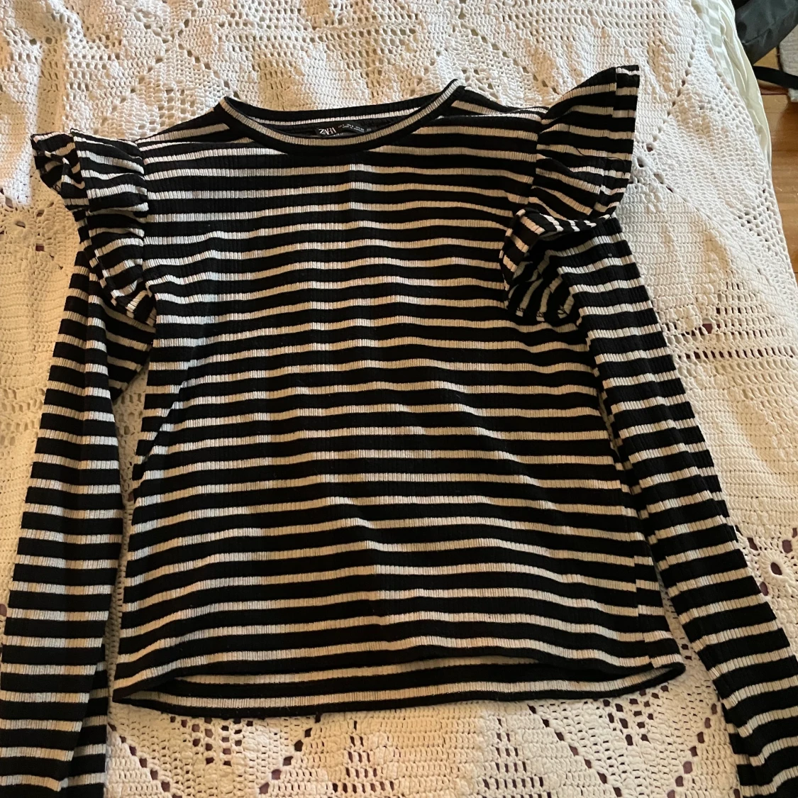 Långärmad volang topp