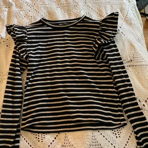 Långärmad volang topp - Fin tröja från zara, storlek S men passar som XS och M. Använd fåtal gånger. Fråga om fler bilder om det behövs