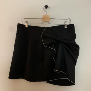 Zara svart satin kjol - Svart kjol från Zara i satin med glittrig detalj. Perfekt för stiliga fester. Oanvänd! OBS storkleken är mindre i verkligheten. 