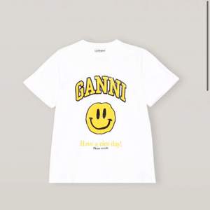 Vit ganni t shirt köpt på Gannis hemsida. Använd endast några gånger! Skicka om ni vill ha fler bilder!