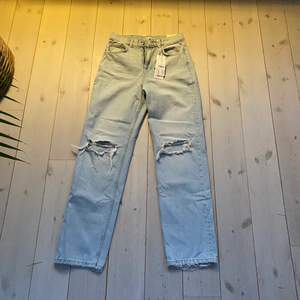 Jag säljer dessa trendiga 90S Jeansen från Gina Tricot. Helt nya/aldrig använda. Nypris 499kr. (Köparen står för frakt)