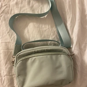 Pastel grön axelväska - Justerbar axelväska i bra kondition 