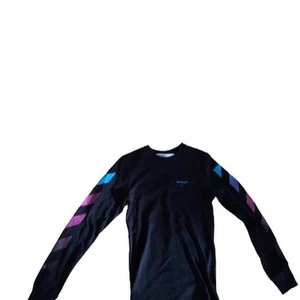 Off-White Diagonal Gradient L/S Tee - Bud från:1200kr   Cond:ds   Size: xxs (smal fit)  Color:Black  Säljaren står för frakt 📦   Köp direkt: 1600kr