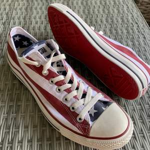 Helt oanvända converse med USA-tryck! För små för mig, aningens små i storleken (44,5) 