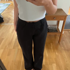 Kostymbyxor från madlady  - Säljer dessa fina kostymbyxor från madlady. Sparsamt använda och sitter väldigt fint på 