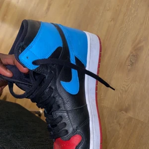 Jordan 1 retro  - Säljer mina jordans storlek 42 , ny pris 2700 har använt dom ex antal gånger säljer den för 1900 kr 1800 kr vid snabb Affär 