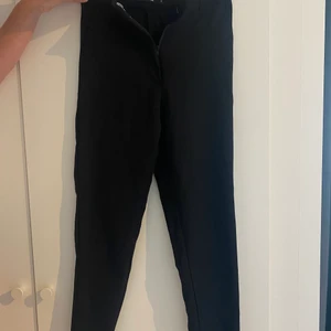 Kostymbyxor BIKBOK storlek 34 - Superfina svarya kostymbyxor med lite kortare ben, storlek 34, använda ett fåtal gånger, köparen står för frakten