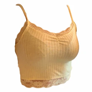 Gult Linne med spets - Fint gult linne med spets. Bra skick☀️