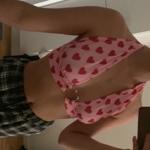 Rosa topp med hjärtan - Söt topp, minns inte vart jag köpt den men har aldrig använder den. Storlek XS men eftersom man kan knyta banden själv så passar den nog större storlekar också.