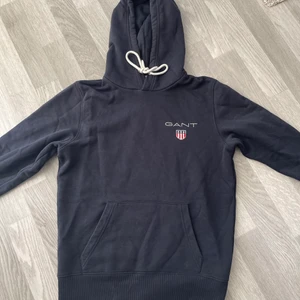 Märkeskläder  - Gant hoodie i stl:xs, i väldigt bra skick. Högsta bud inklusive frakt. Vid snabb affär kan pris diskuteras.