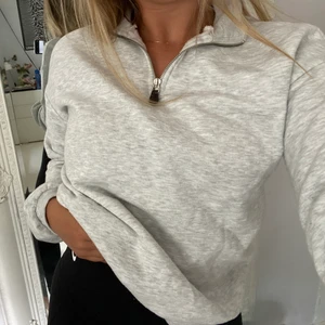 Grå collegetröja, NLY TREND, X-small - Grå collegetröja från NLY TREND. Strlk X-small. Nyskick. 