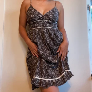 Klänning - Super söt och trendig miniklänning! Sällan använd och köpt på secondhand i Spanien! 