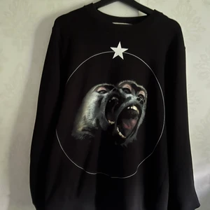 Givenchy Sweater  - Givenchy monkey brothers sweatshirt  Strl M  Cond 9/10  Köpt från Ssense Nypris 5500kr  Tag medföljer Digitalt kvitto kan uppvisas  