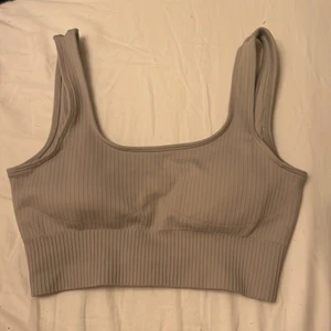 Aimn sporttopp, beige - Jättefin oanvänd sporttopp ifrån märket aimn😍. Den är oanvänd då den är för liten för mig. Tycker inte bilden ger en rätt bild av färgen. Kan skicka närmare bilder vid intresse❤️ strl xs. Nypriset är 399 men jag säljer för 200+fraktkostnad😍😍