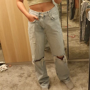Jeans - Ett par jeans från gina tricot som är köpta för 1 år sedan och har inte används så mycket. Säljer för att dom är lite för stora som man kan se på bilderna😅