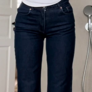 Jeans - Ursäkta suddiga bilder. Mörkblåa jeans från Chiquelle (om jag minns rätt). Storlek 38. Fint skick. Frakt ingår ej i priset