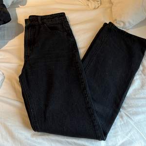 Jeans från Vera moda, storlek EU26/34, baggy i stilen. Säljer för 200kr + frakt